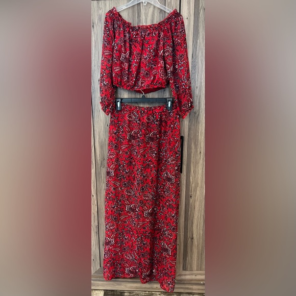 Beautiful red floral crop dress with shorts. - Picture 1 of 4